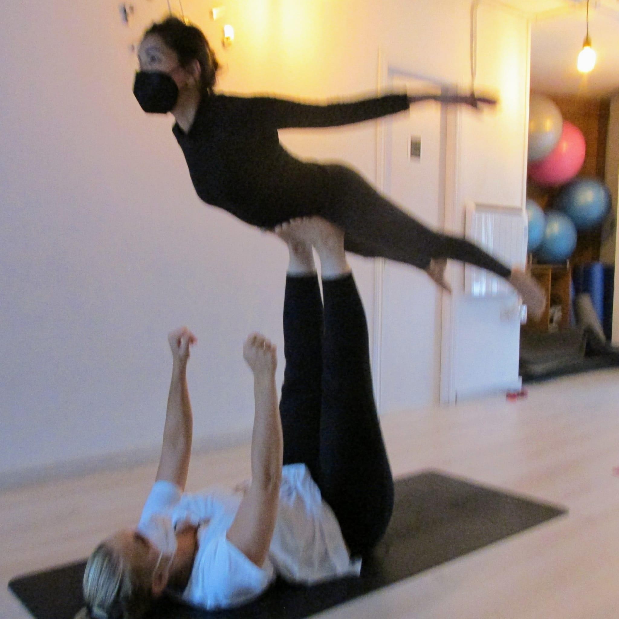 TALLER DE INICIACIÓN AL ACROYOGA